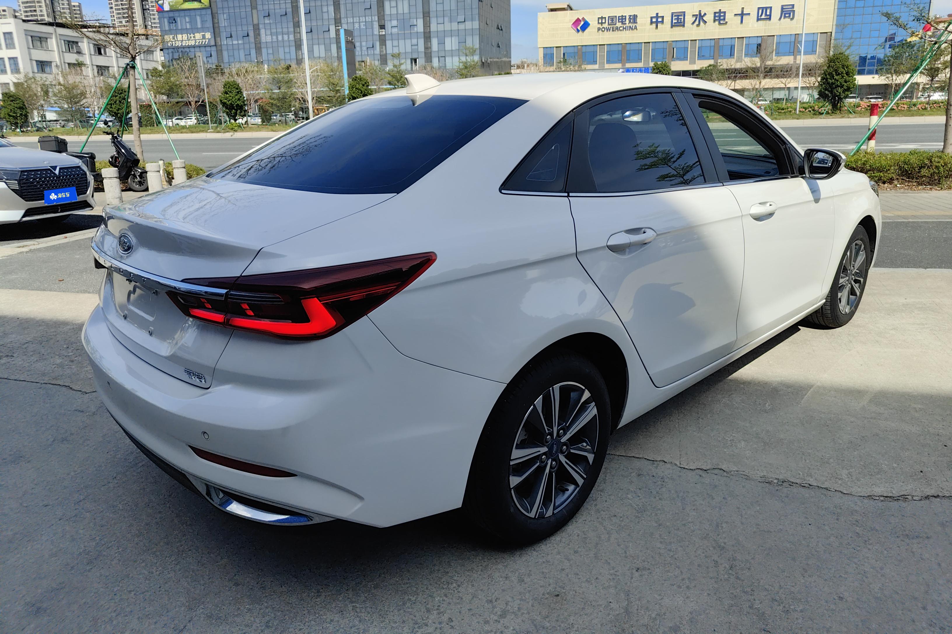 Ford Escort 2022 car image #10