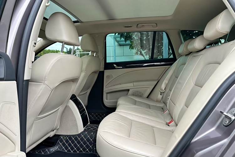 Skoda Superb Combi 2015 car image #10