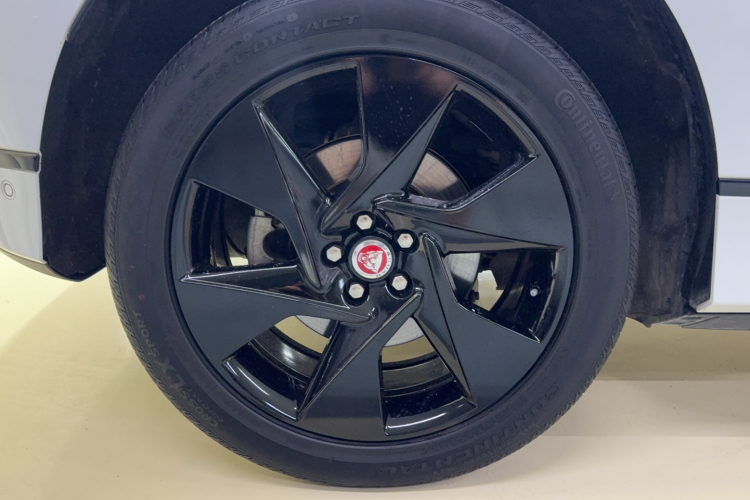 2019 car image #10