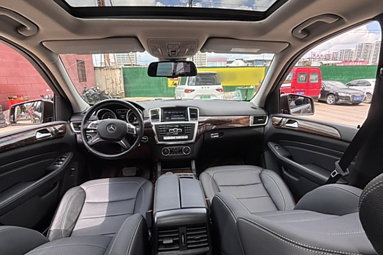 Mercedes-Benz M Class 2015 car image #10