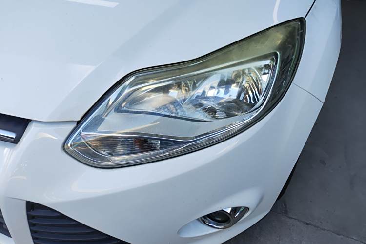 Ford Focus (Imported) 2014 car image #10