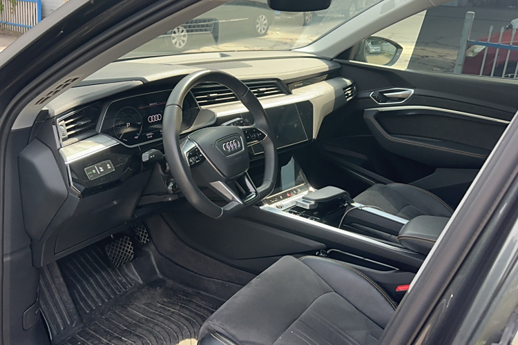 Audi e-tron 2021 صورة سيارة #10