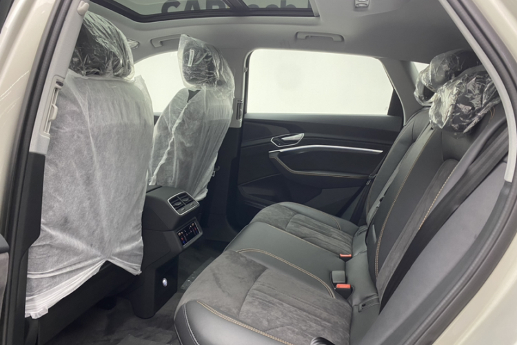 Audi e-tron #10 Audi e-tron car image #10