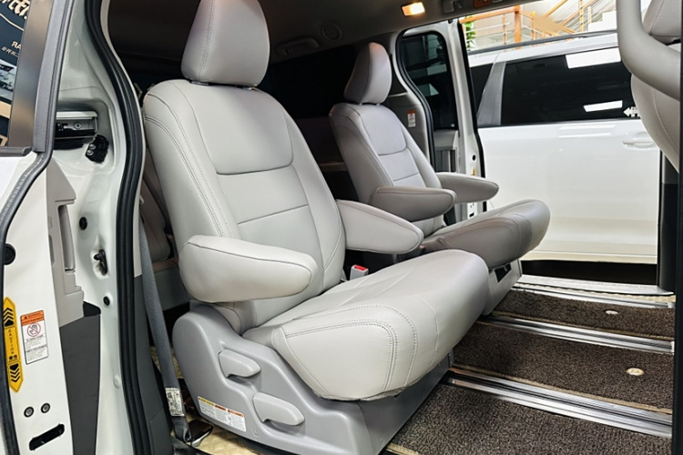 Toyota Sienna 2020 immagine di auto #10