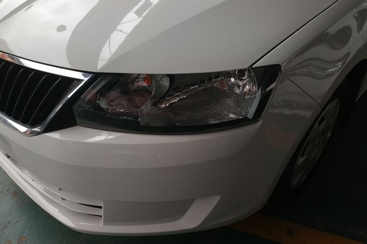 Skoda Rapid 2017 car image #10