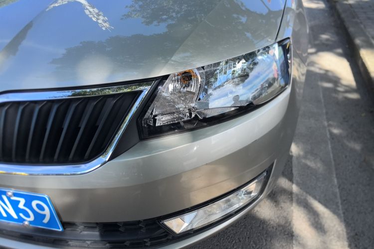 Skoda Rapid 2017 car image #10