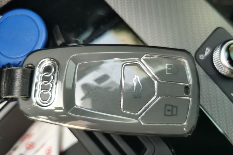 Audi Q5L 2023 car image #10