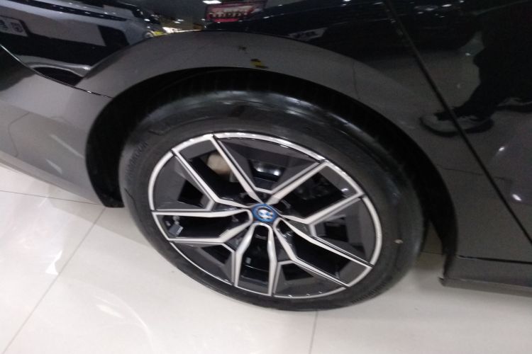 BMW i5 2025 car image #10