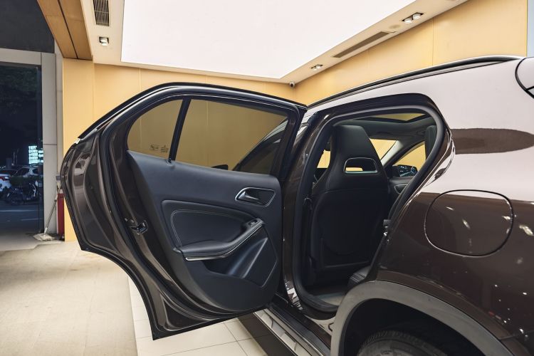 Mercedes-Benz GLA Class 2018 immagine di auto #10