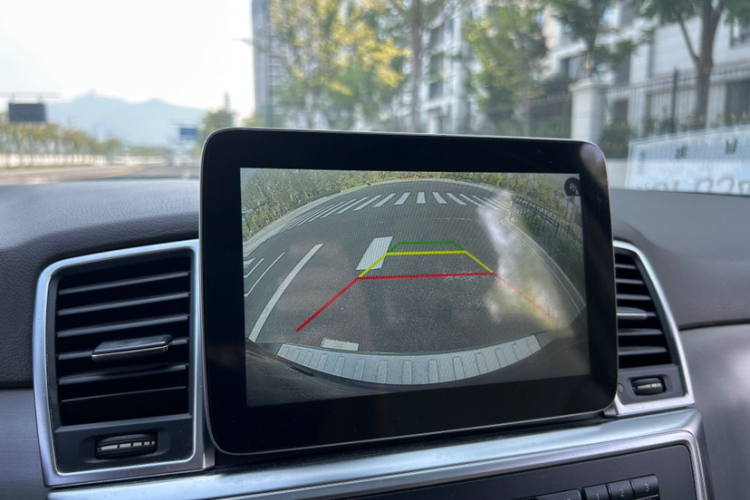 Mercedes-Benz M Class 2015 car image #10