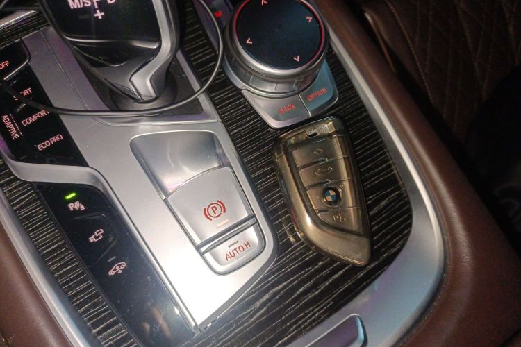 BMW M760Le 2020 car image #10