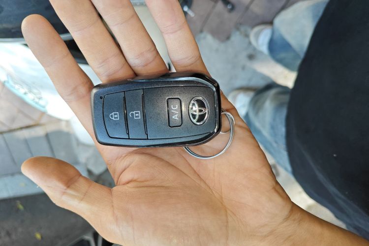 Toyota bZ4X 2023 immagine di auto #10