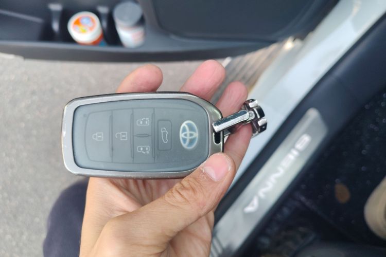 Toyota Sienna 2023 #10 Toyota Sienna 2023 car image #10