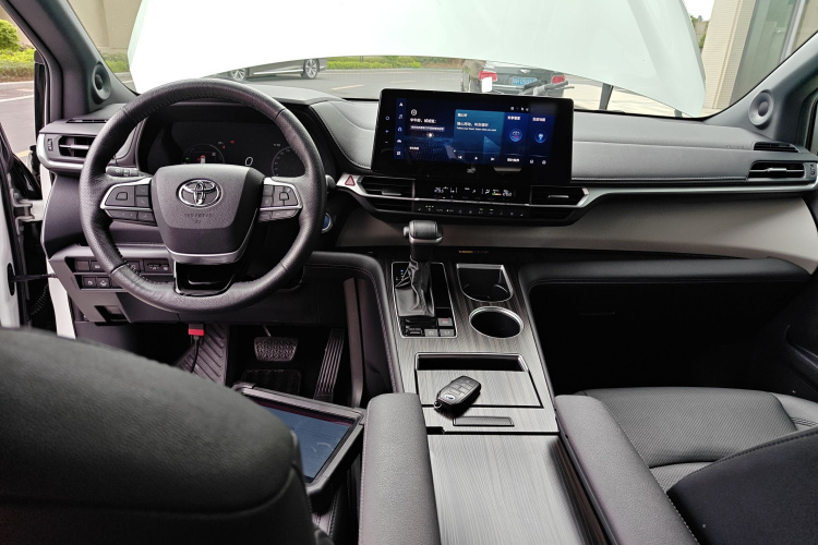 Toyota Granvia 2023 immagine di auto #10