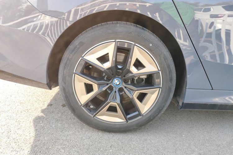 BMW i5 M60 2024 car image #10