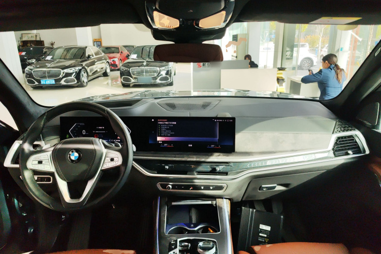 BMW X7 2023 car image #10