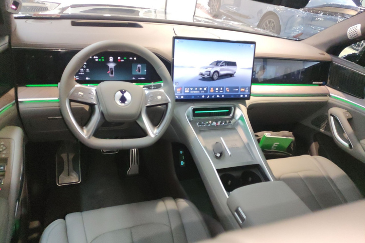 Denza N9 2025 car image #10