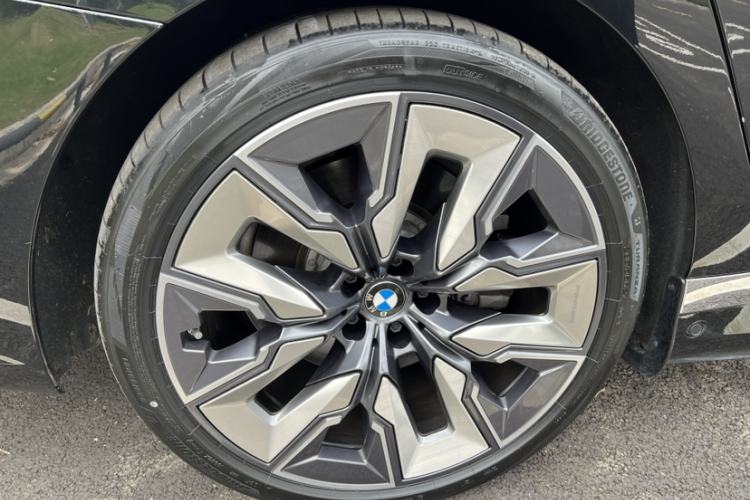 BMW i7 M70L 2024 car image #10