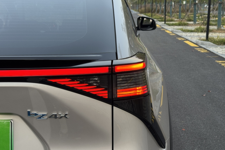 Toyota bZ4X 2022 immagine di auto #10