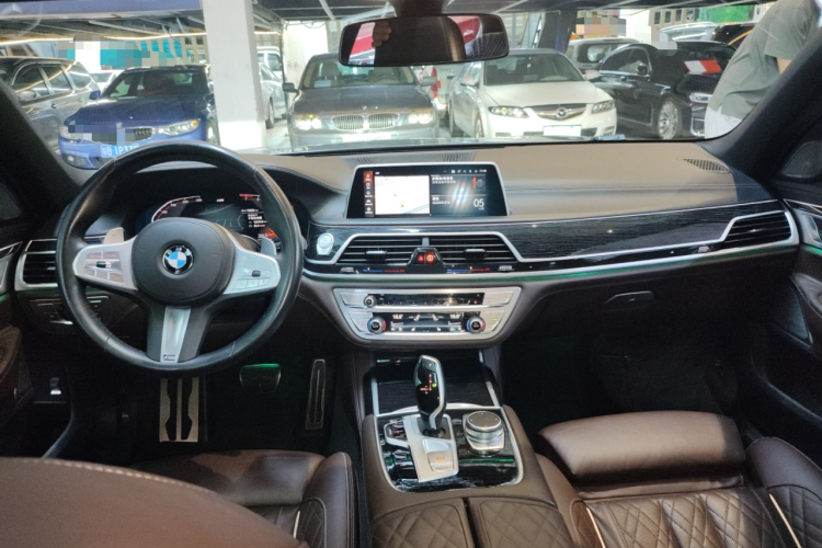 BMW M760Le 2021 car image #10