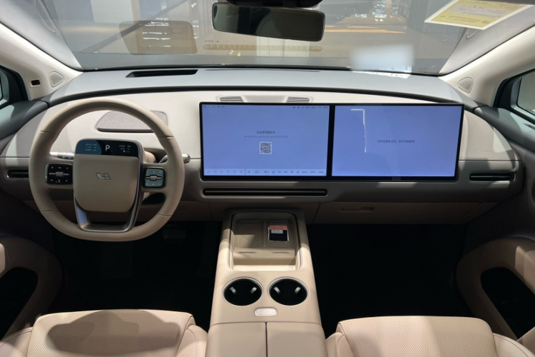 Li i8 2025 image de voiture #10