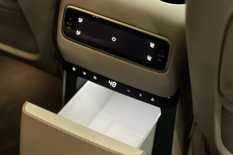 Li i8 2025 image de voiture #10