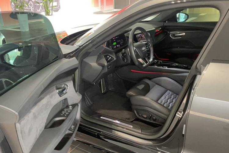 Audi RS e-tron GT 2024 car image #10