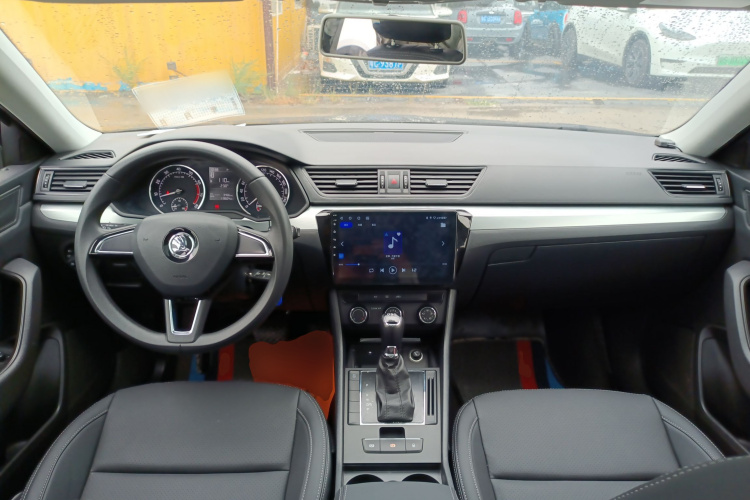 Skoda Superb 2018 car image #10