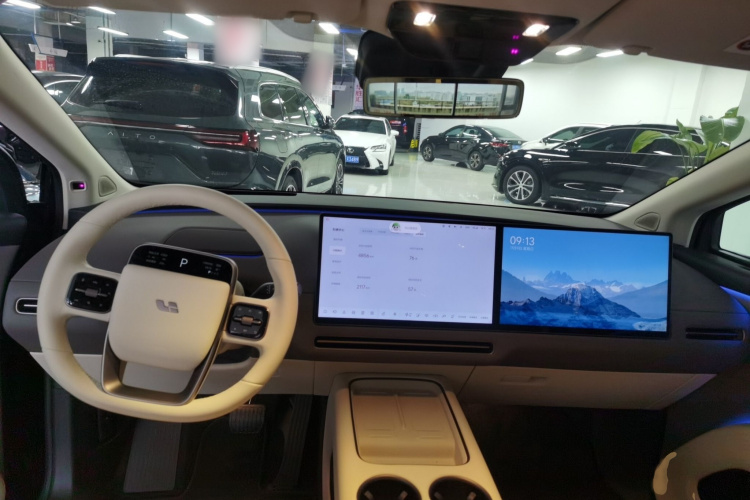 Li i8 2025 image de voiture #10