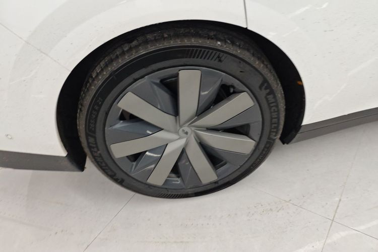 Li i8 2025 image de voiture #10