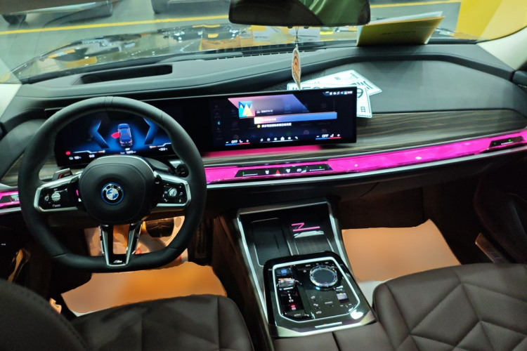 BMW i7 M70L 2024 car image #10