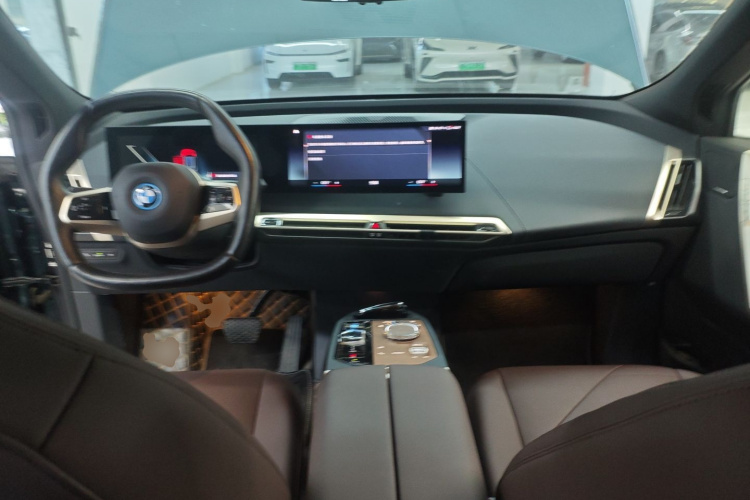 BMW iX 2023 immagine di auto #10