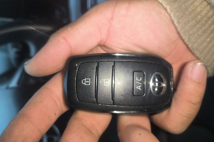 Toyota bZ4X 2023 immagine di auto #10