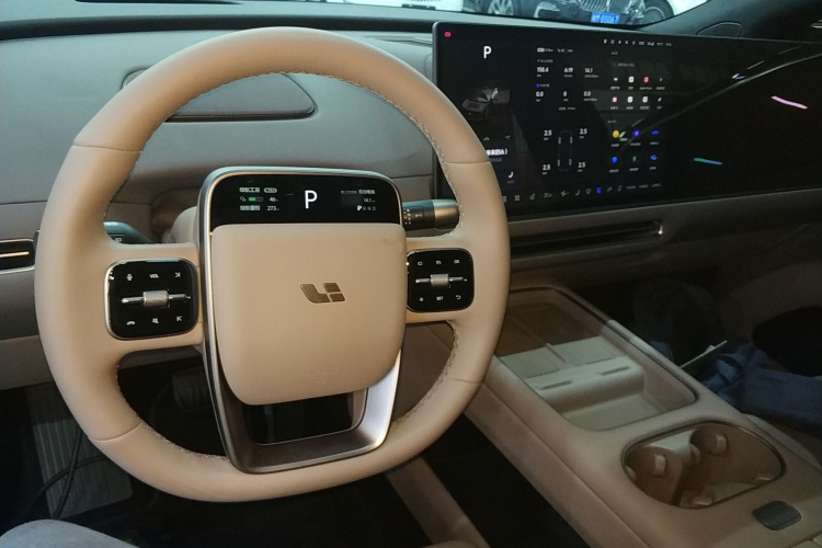 Li i6 2025 immagine di auto #10