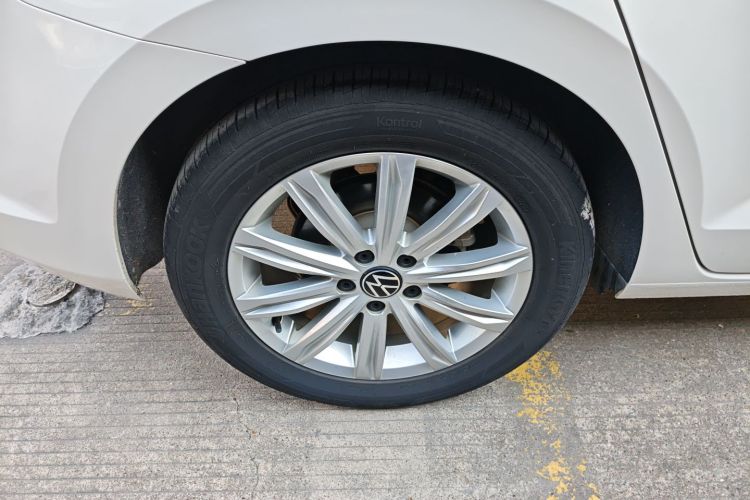 Volkswagen Touran 2021 immagine di auto #10