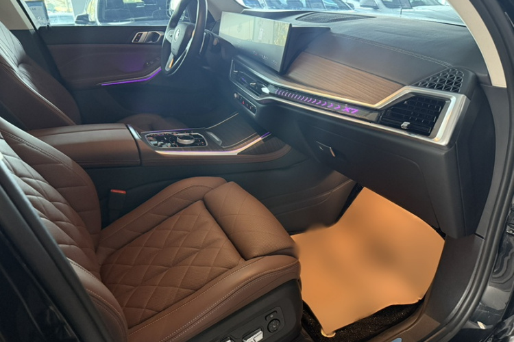 BMW X7 2024 car image #10