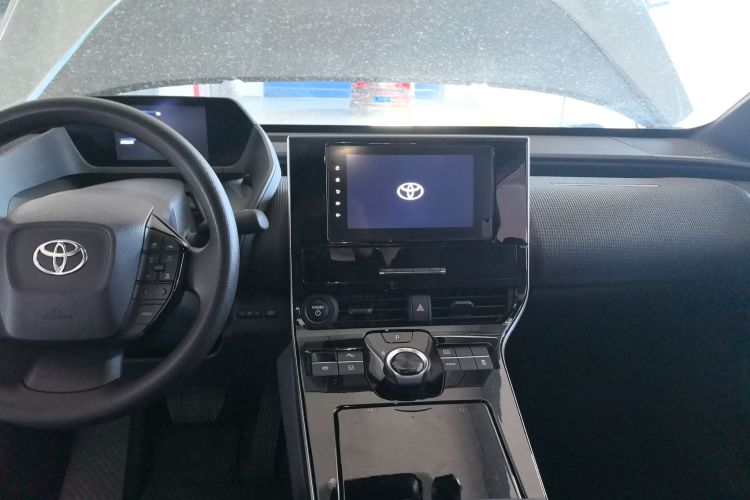 Toyota bZ4X 2022 immagine di auto #10