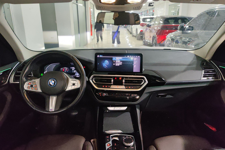 BMW iX3 2023 immagine di auto #10