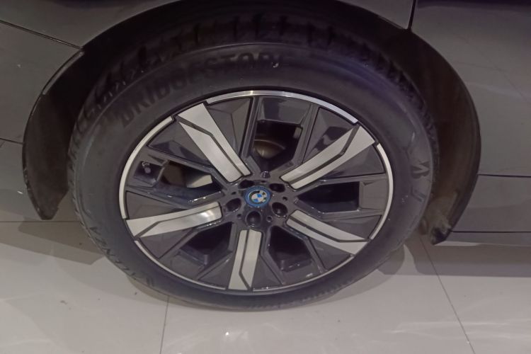 BMW iX 2024 immagine di auto #10