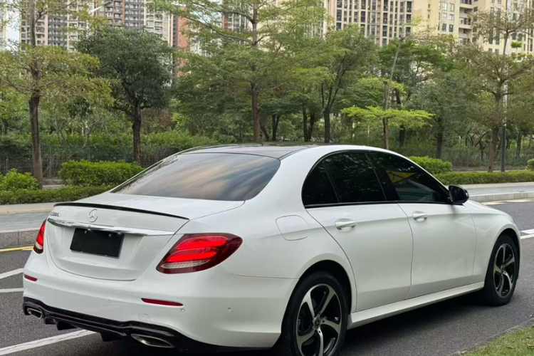 Mercedes-Benz E Class 2018 immagine di auto #10