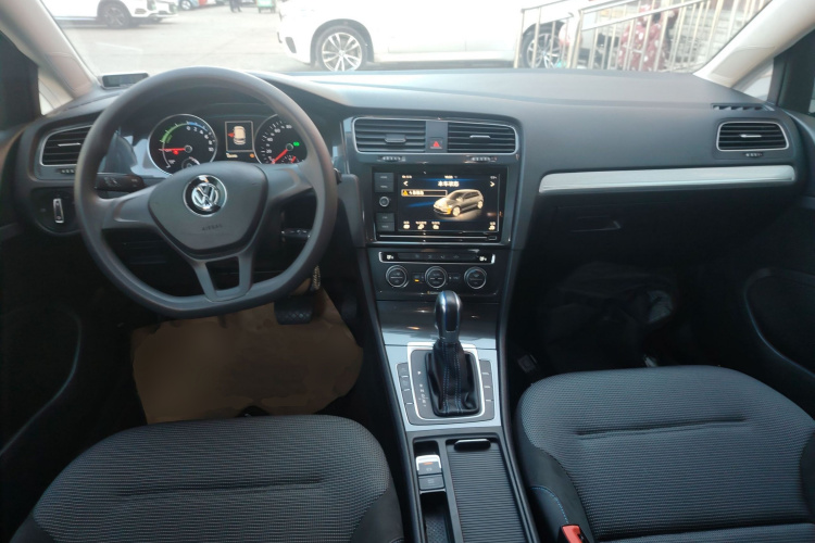 Volkswagen Golf Pure Electric 2020 car image #10