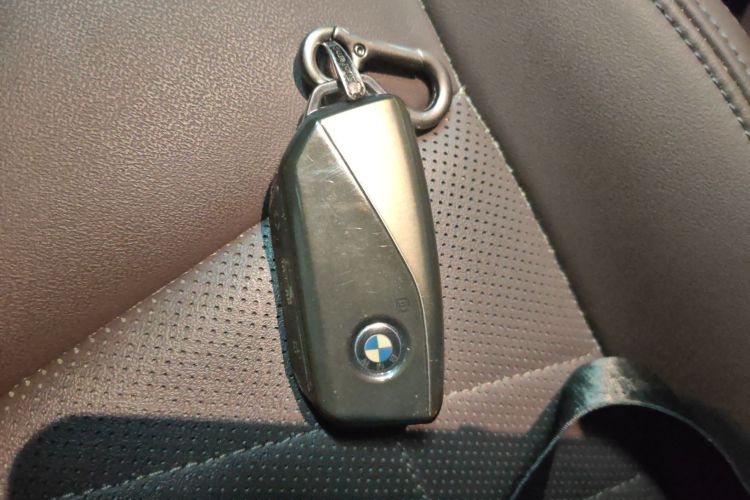 BMW iX1 2024 car image #10