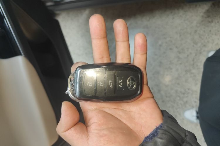 Toyota bZ4X 2022 immagine di auto #10