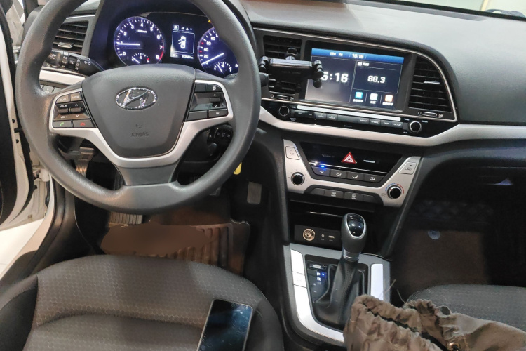 Hyundai Elantra AD 2019 car image #10