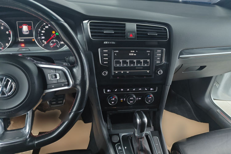 Volkswagen GolfGTI 2016 car image #10