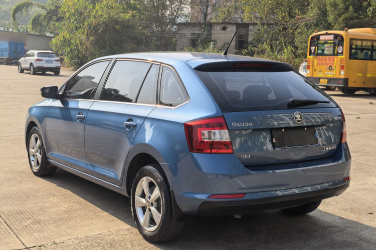 Skoda Rapid Spaceback 2018 car image #10