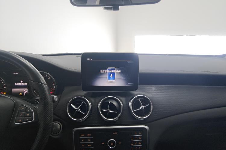 Mercedes-Benz GLA Class 2018 car image #10