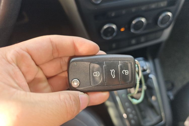 Skoda Yeti 2015 car image #10