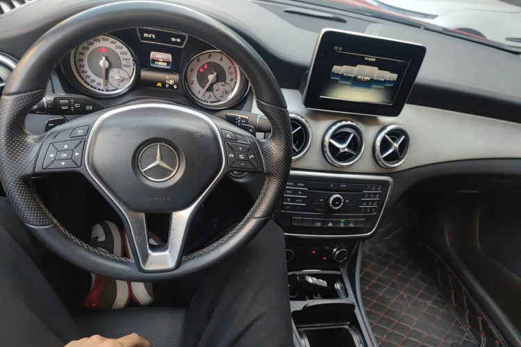 Mercedes-Benz GLA Class 2016 car image #10