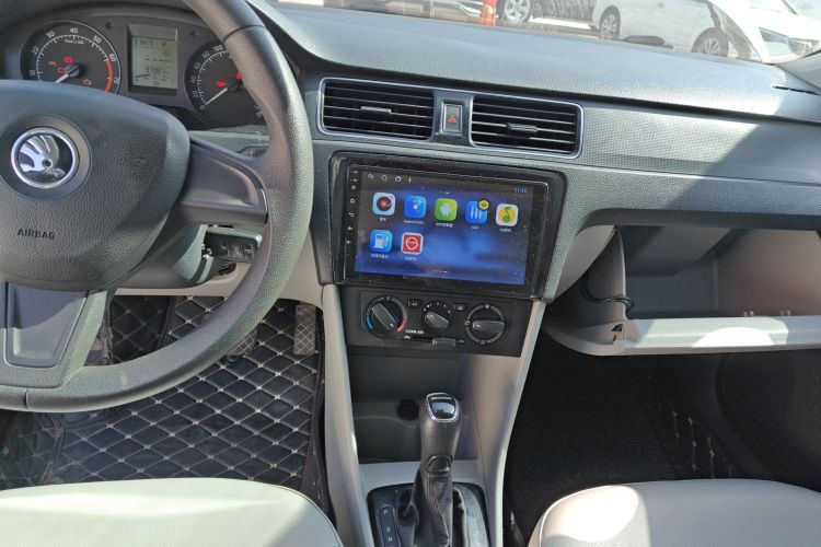 Skoda Rapid 2017 car image #10